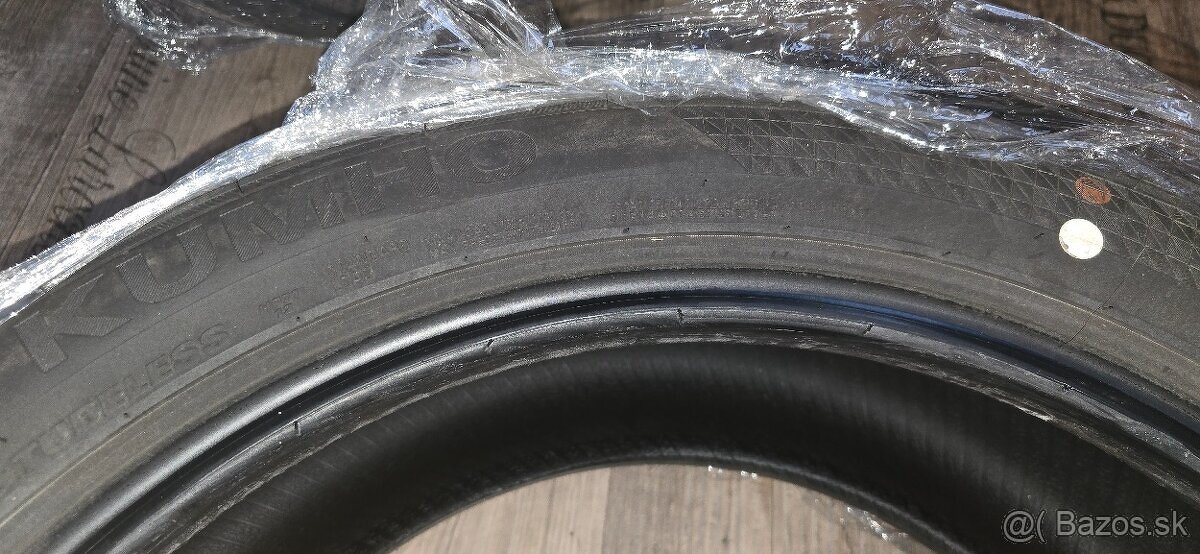 Predám 4× letné pneumatiky KUMHO CRUGEN HP71 235/50 R19 99H - 3