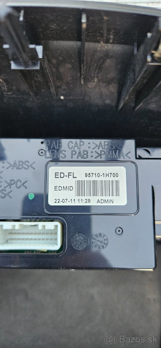 Stredovi panel Kia Ceed. - 3