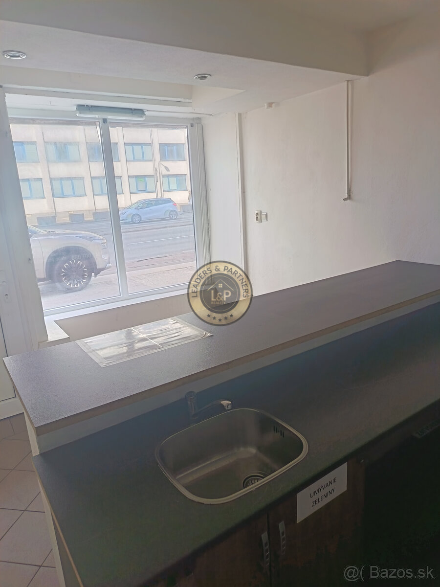 Obchodný priestor v centre na predaj - 3