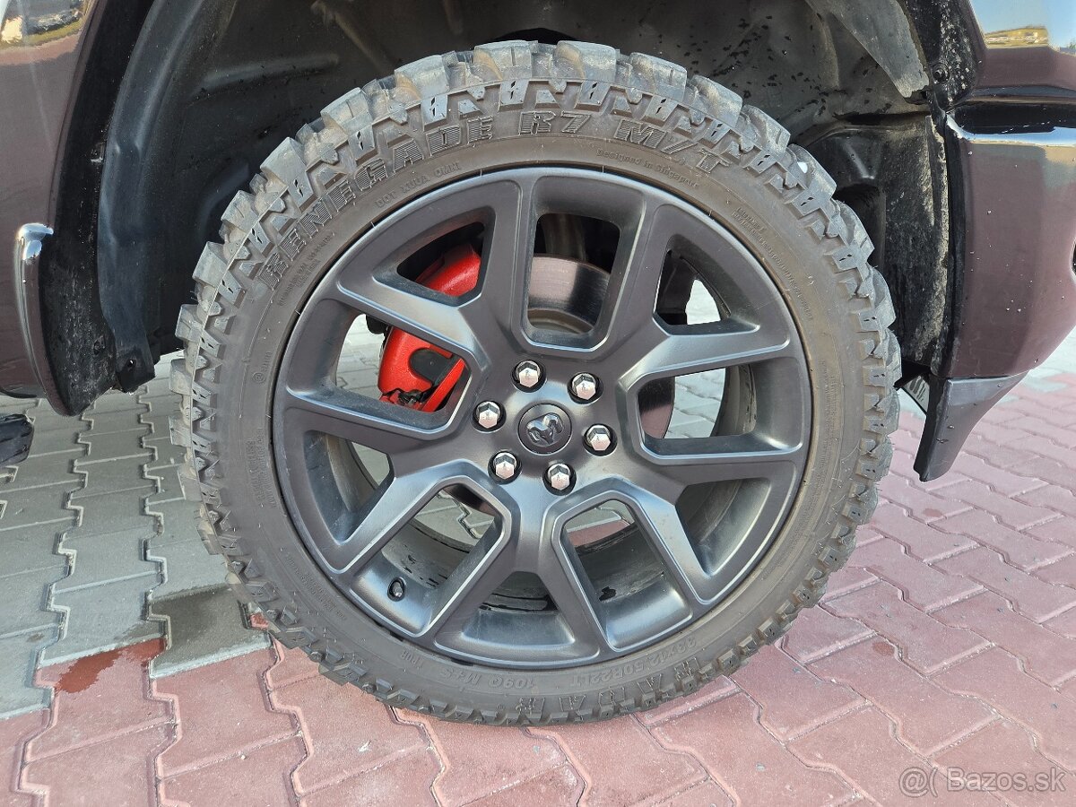 DODGE RAM 1500 LARAMIE 5.7 HEMI V8 401PS FULL LED KOLESO 22