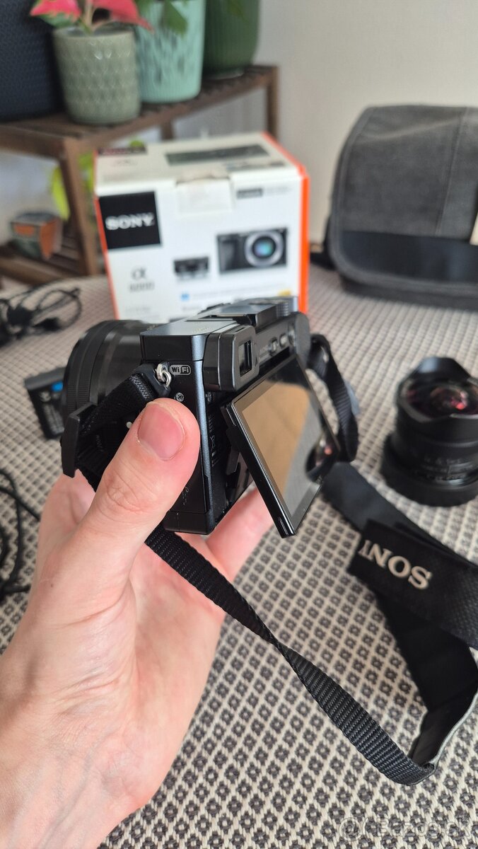 Sony Alpha 6000 s príslušenstvom a fish-eye objektívom - 3