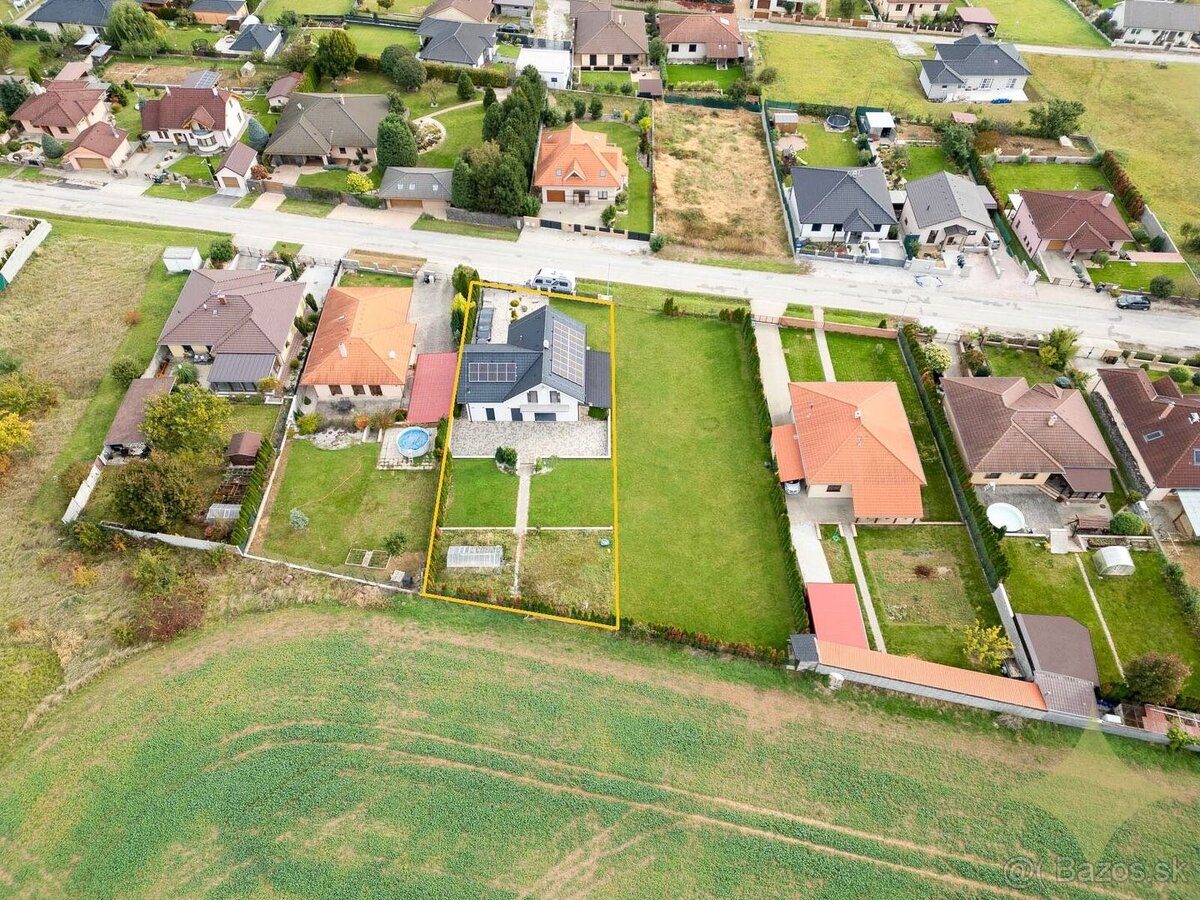 Priestranný dvojpodlažný 6-izbový rodinný dom v Malom Lapáši - 3