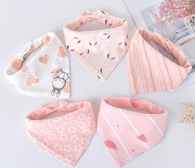 4 ks/sada detské podbradníky a textilná hrkálka - 3