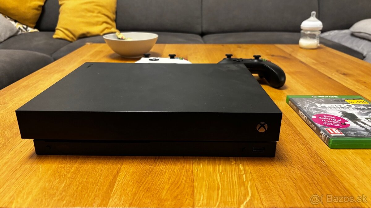 Microsoft Xbox One X 1TB - 3