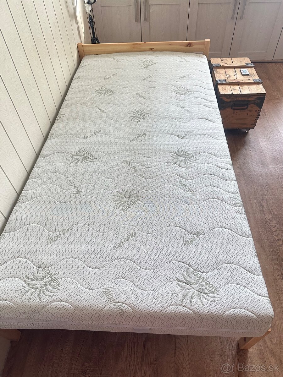 Drevena posteľ s matracom - 3