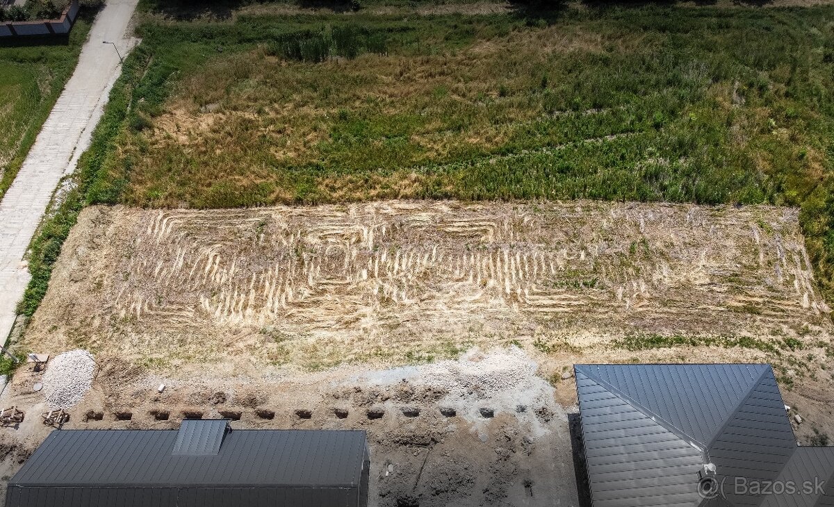 Rovinatý pozemok v dedinke Cestice - 3