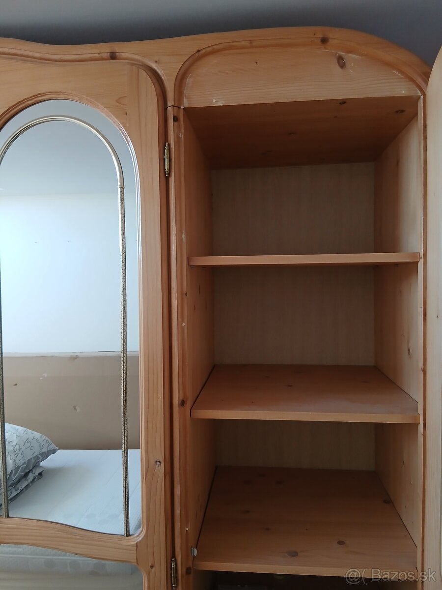 Skriňa z masívu - 3