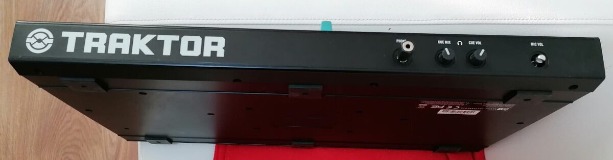 Predám DJ kontrolér Traktor S4 - 3