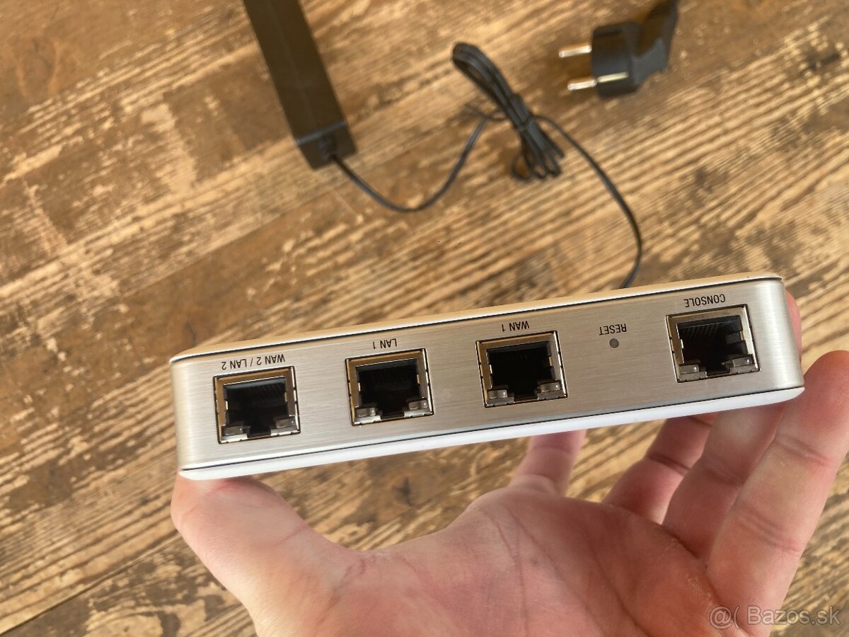 Router Ubiquiti UniFi - Security Gateway (USG) - 3