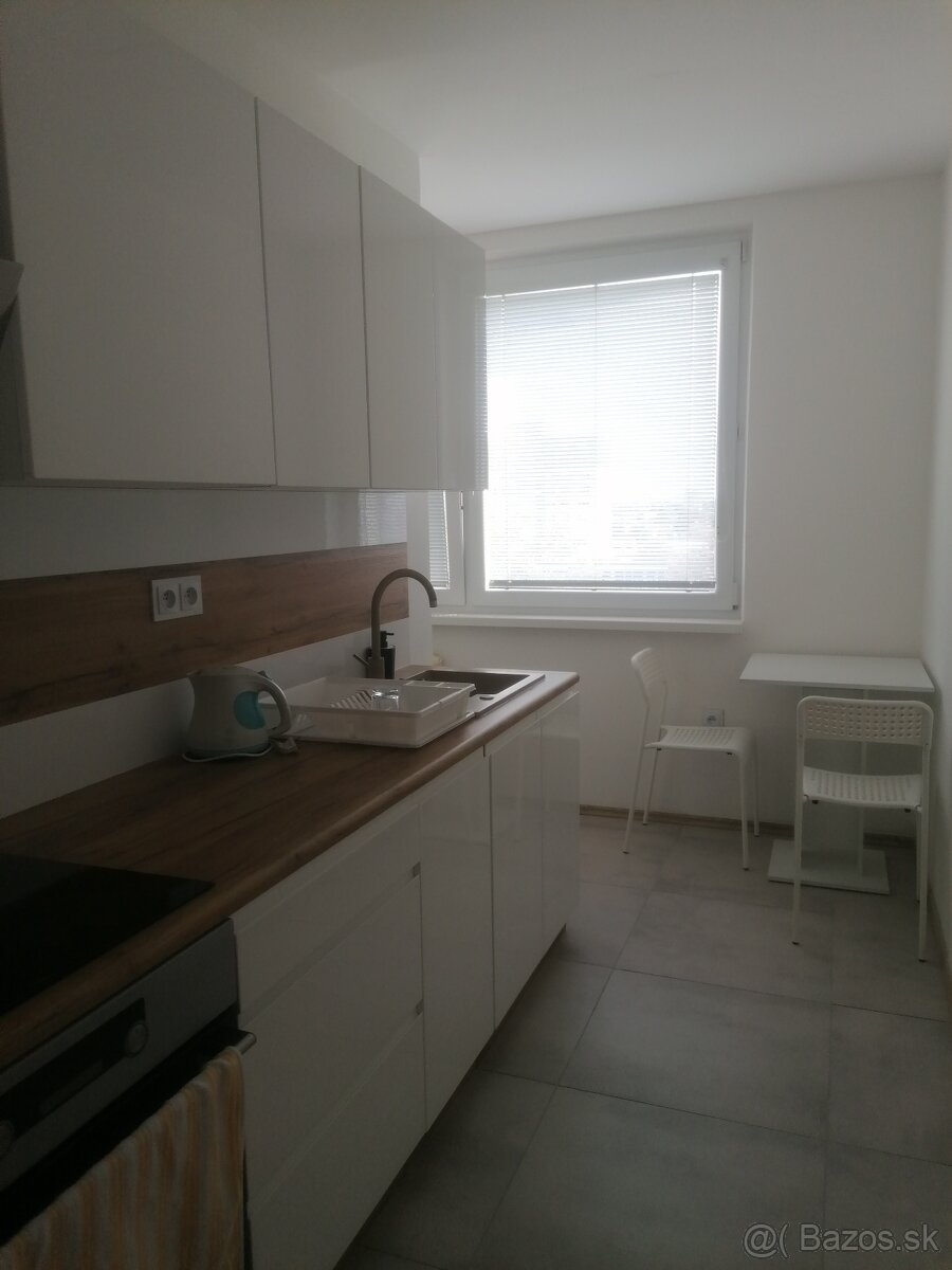 Hľadáme spolubývajúcu - 3