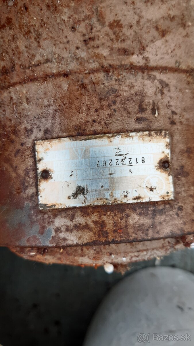 Staré čerpadlo s motorom - 3