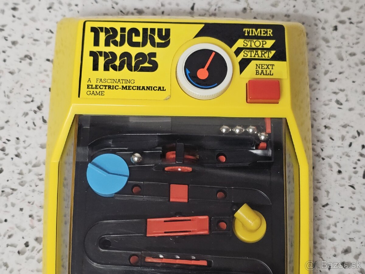 TRICKY TRAPS - TOMY - HANDHELD ELECTRO-MECHANICAL GAME - 3