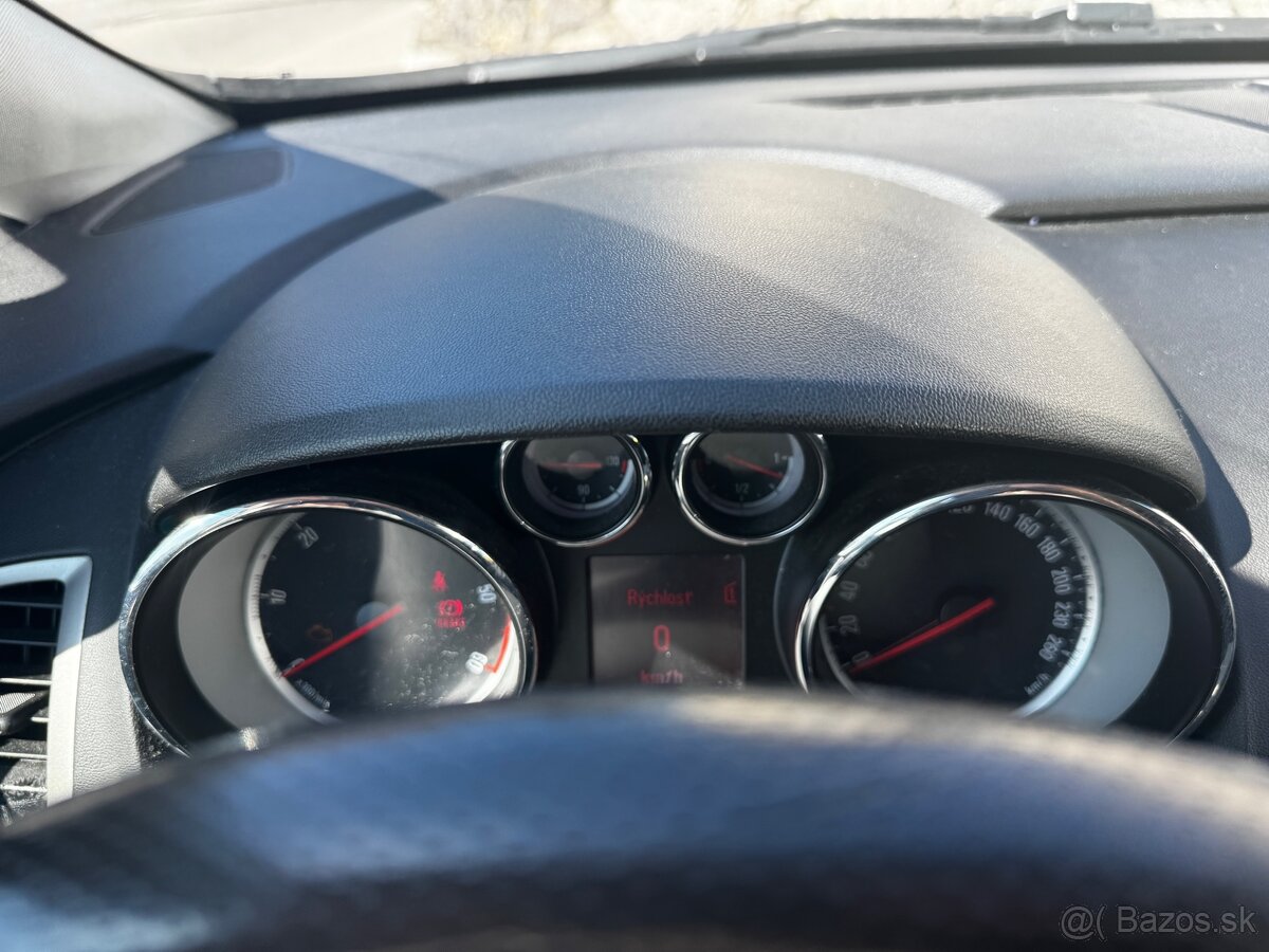 predám Opel Astra J Sport Tourer - 3