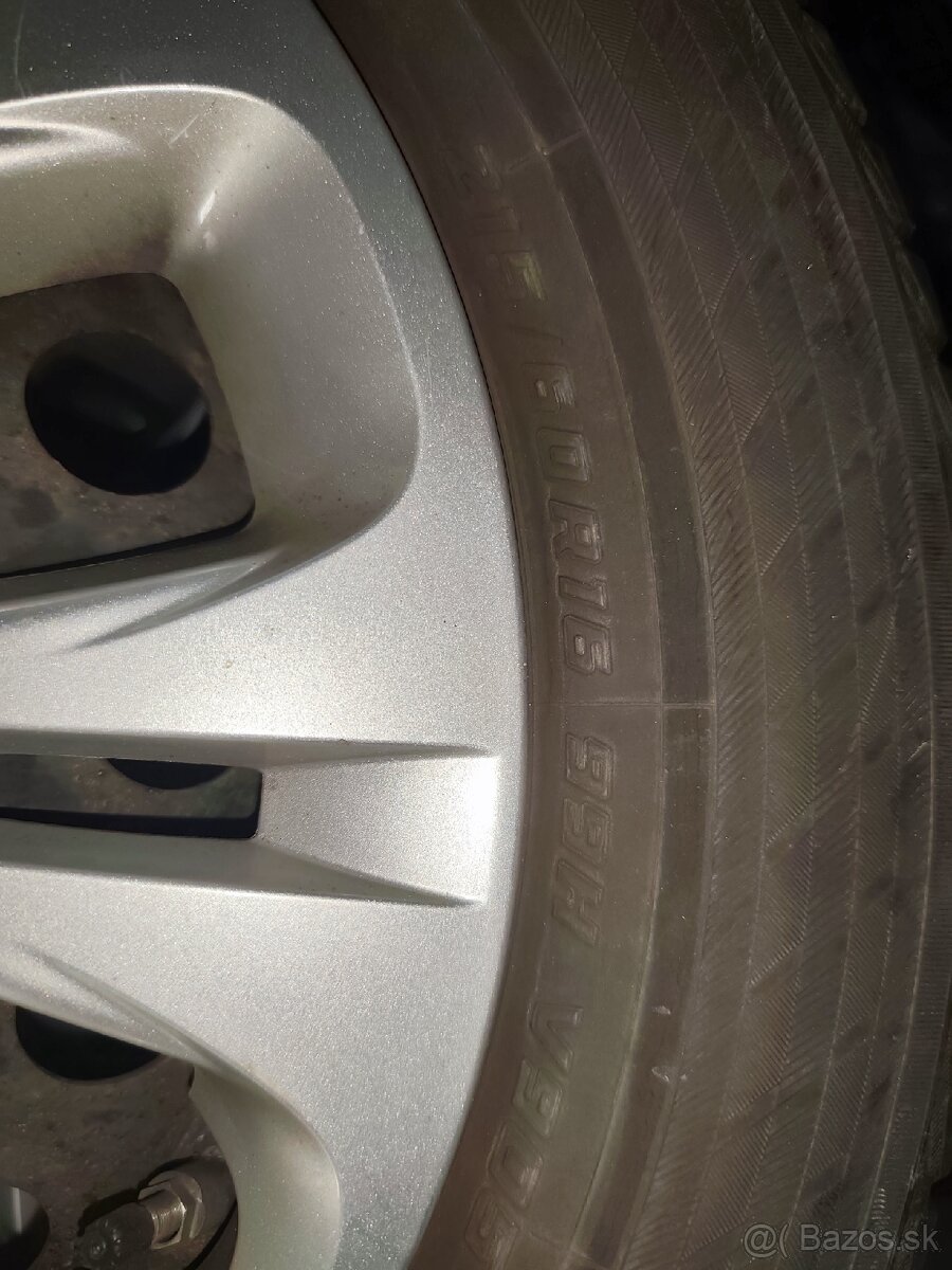 Pneu 215/60R16 - 3
