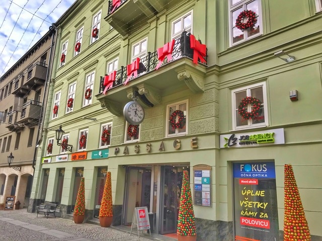 Ponúkame na prenájom obchodné priestory v centre v lukratívn - 3