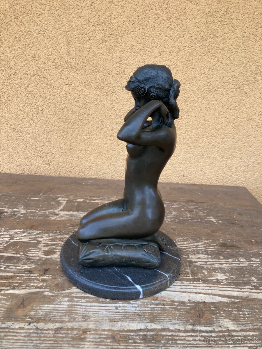 Bronzová soška - Dívka s náhrdelníkem - 3