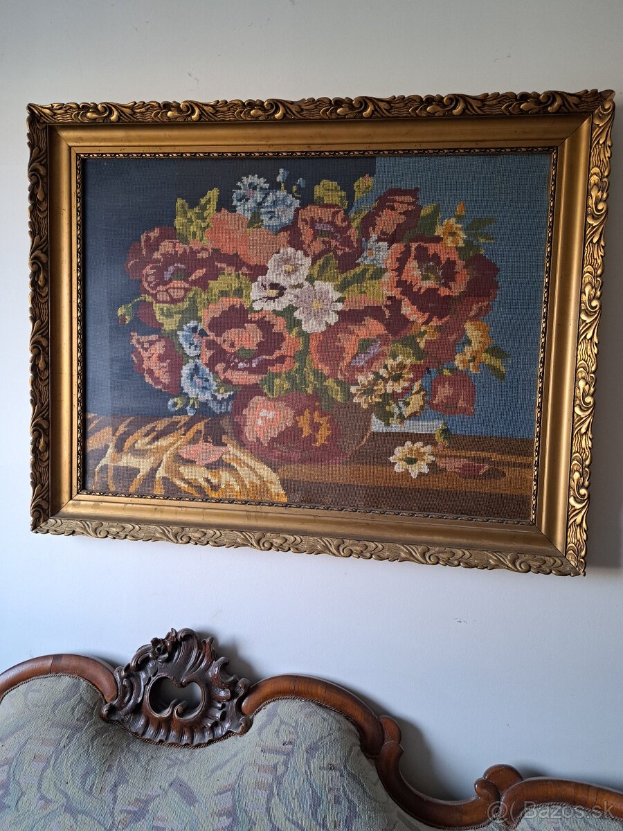 Vyrezávaný stolík a obrazy - 3