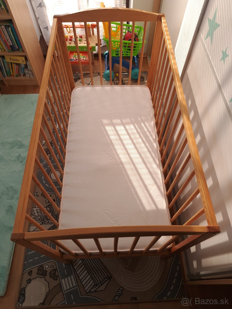 Predám detskú masívnu postieľku s matracom - 3
