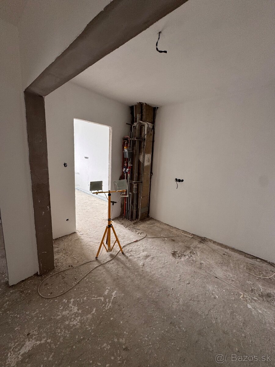 Predaj 4 izbový byt Sídlisko 1. Mája 88m2 s balkónom - 3