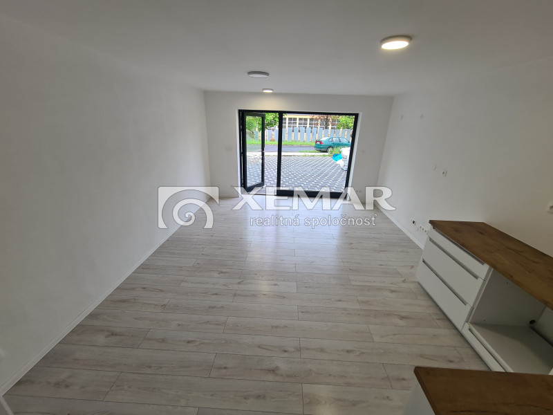 Na predaj obytný priestor s terasou v rodinnom dome v Hri... - 3