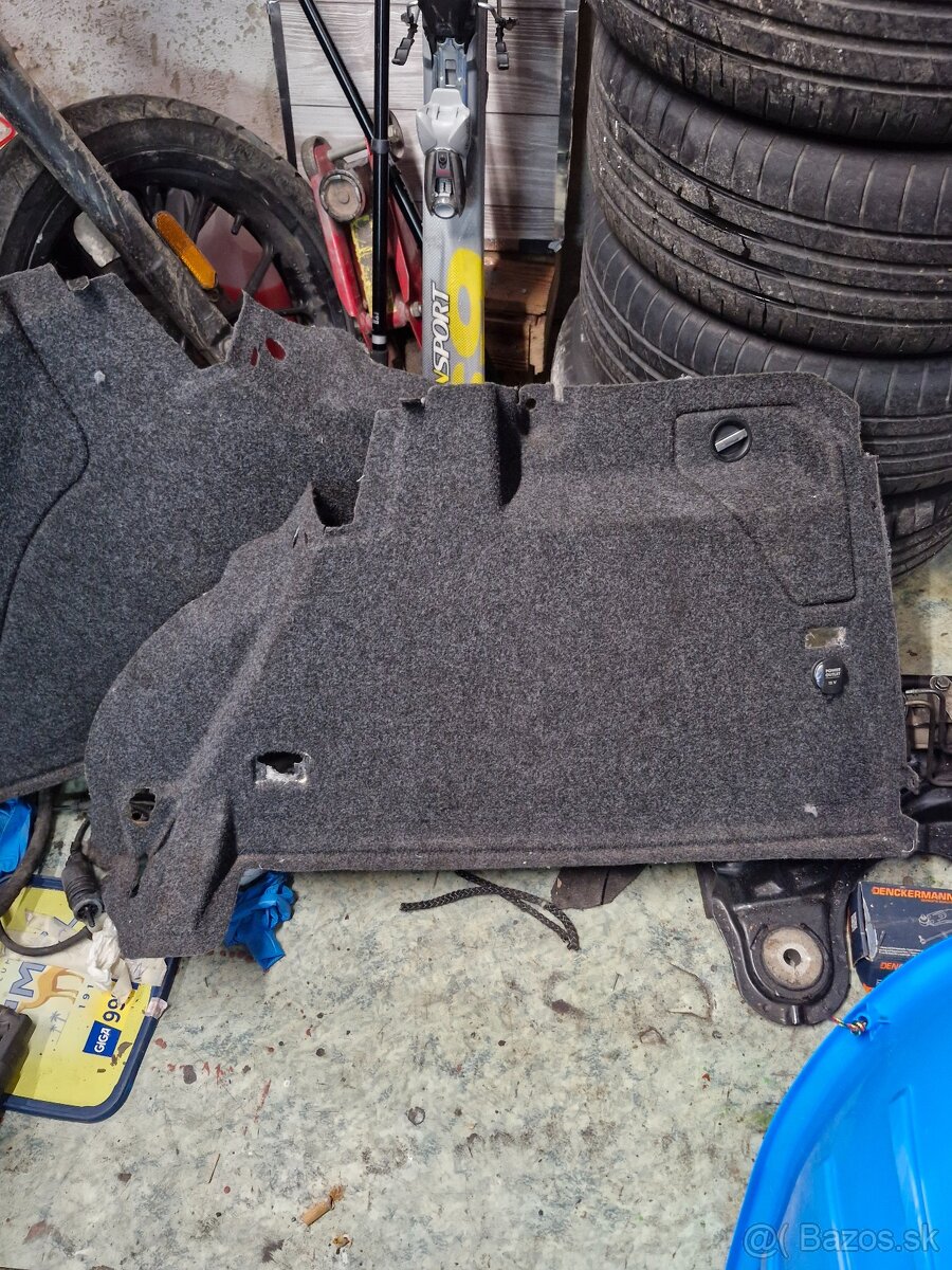 Bočné koberce do kufra sú z VW Golf 4 - 3