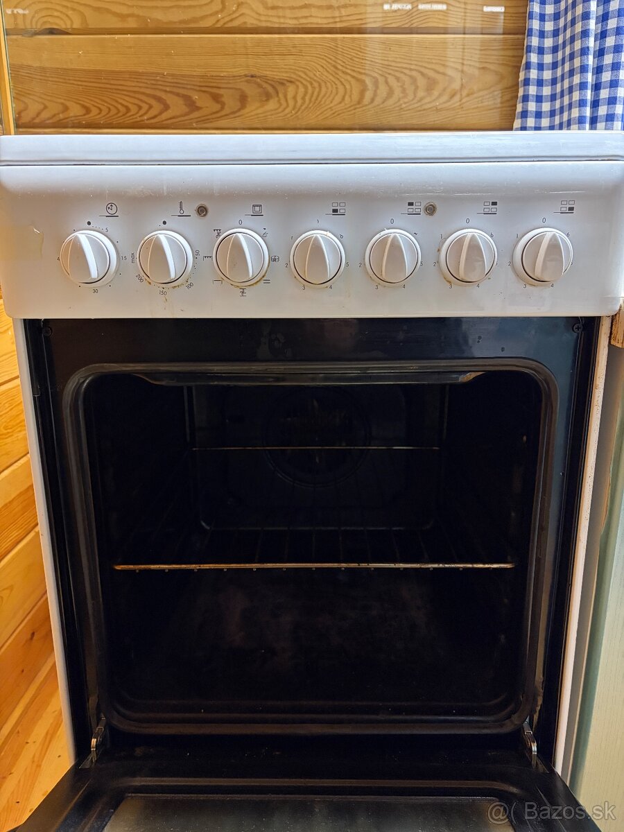 Elektrický sporák INDESIT 220V - 3