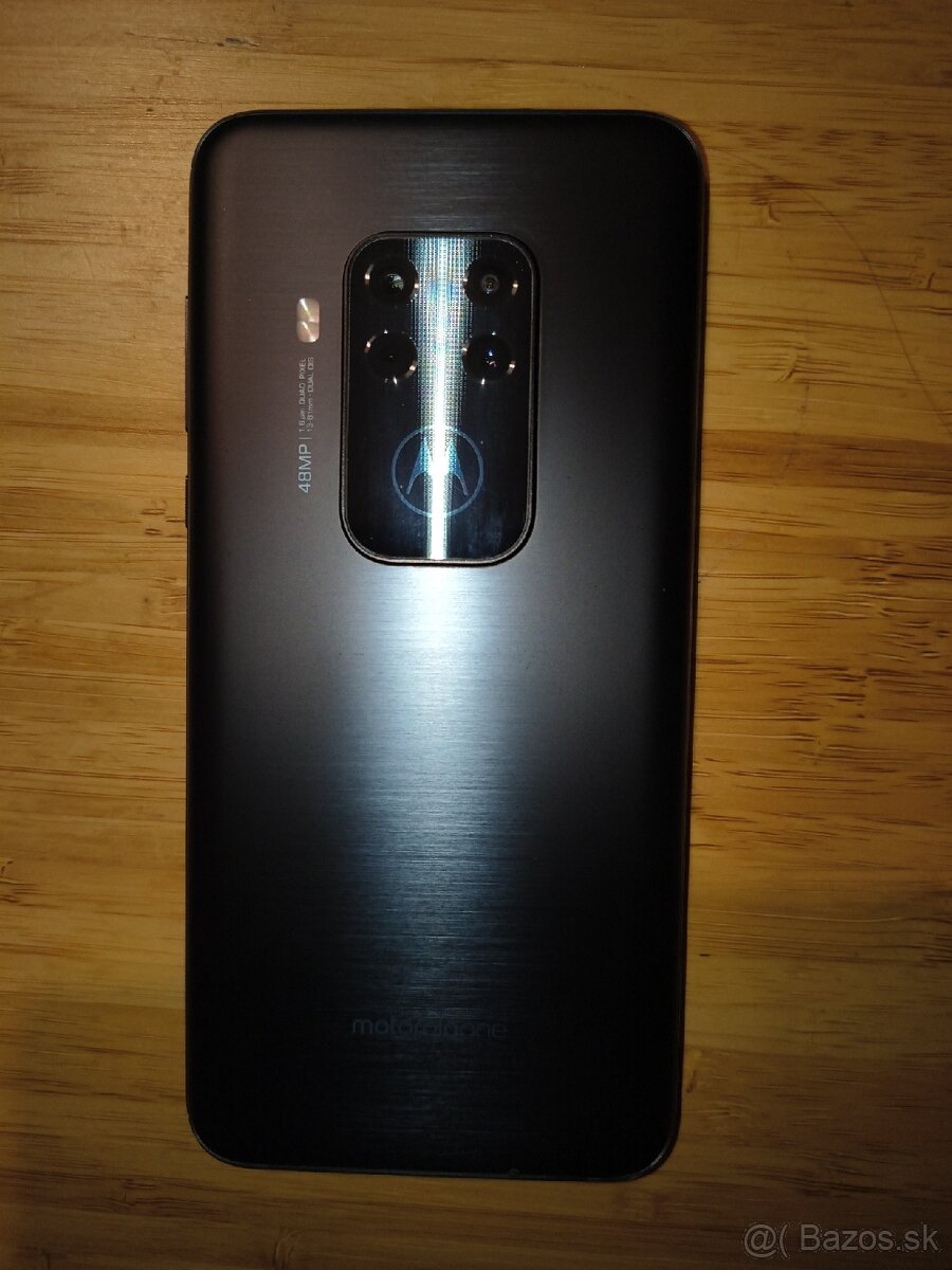 Motorola One Zoom - 3