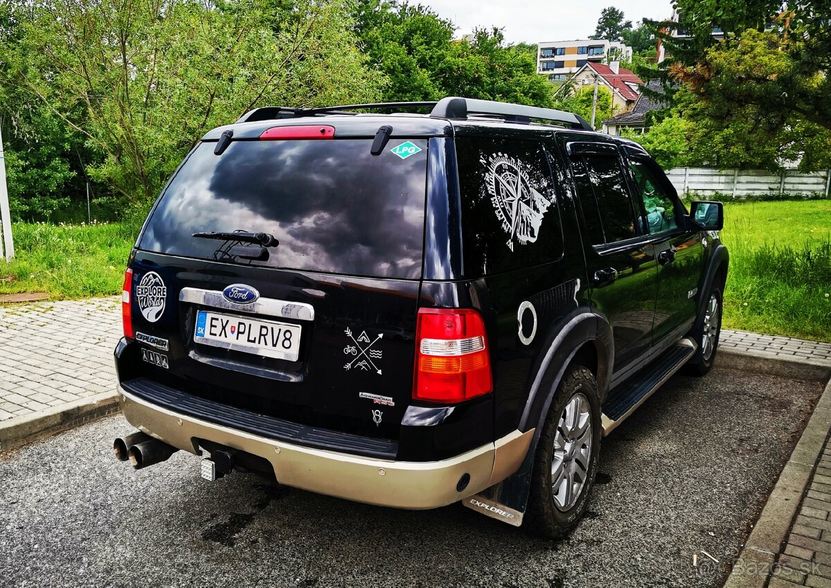 Ford Explorer V8 benzín 4x4 7-miest koža camper