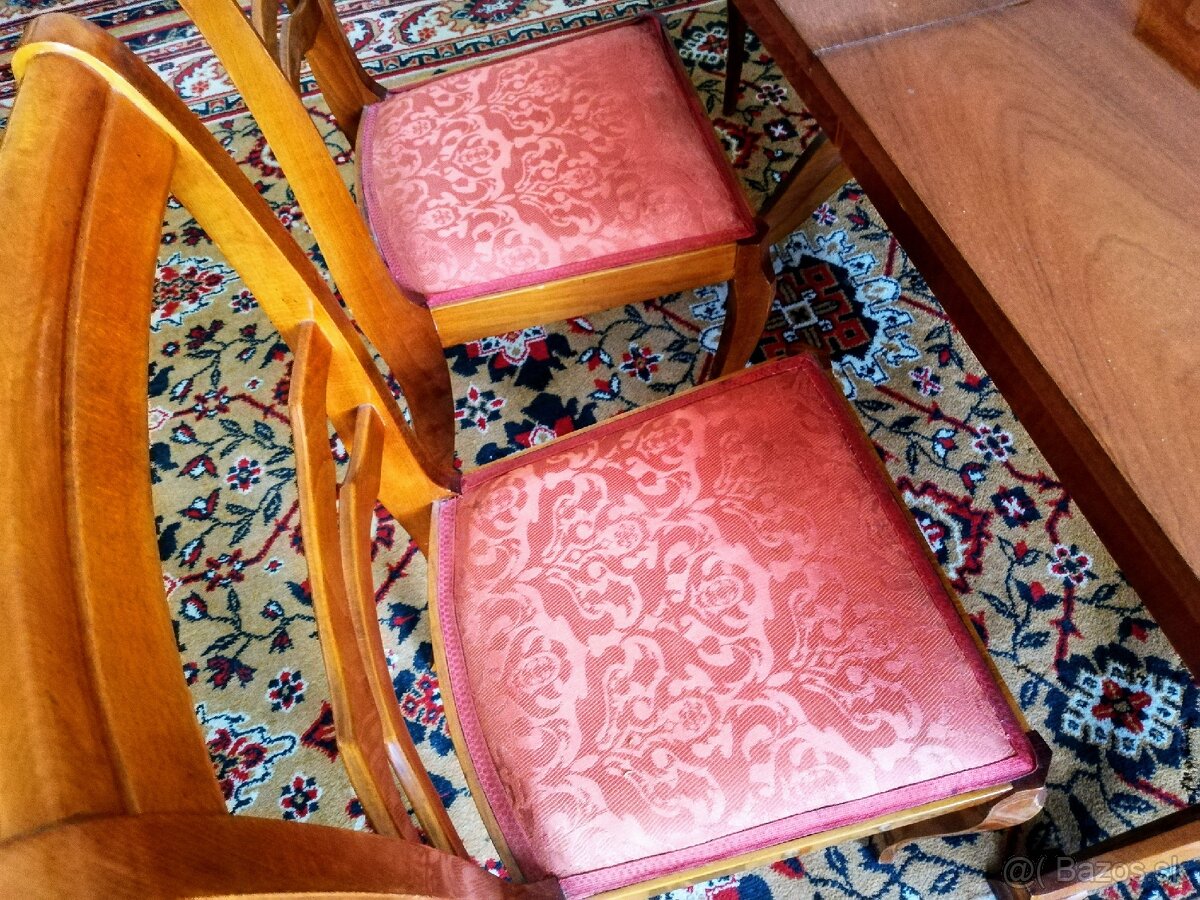 Jedálenská suprava
- 3