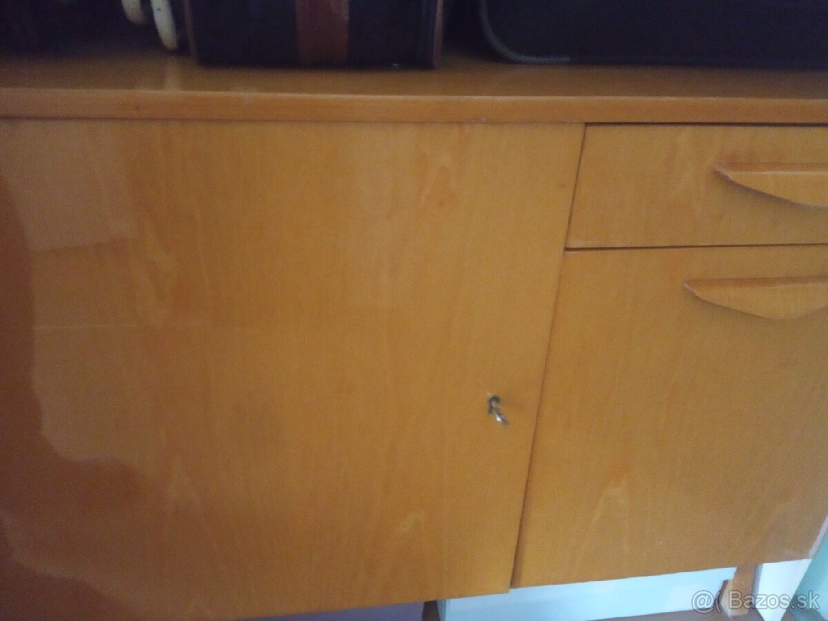 Úzke skrinky a komoda. - 3