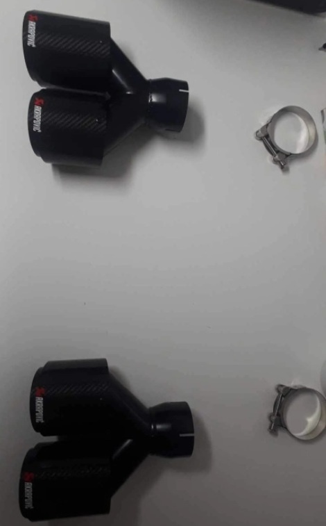 Nerezová koncovka výfuku Carbon dizajn s logom Akrapovič - 3