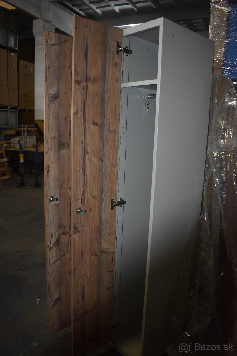 2-dverová šatníková skriňa s dlhými drevenými dverami - 3