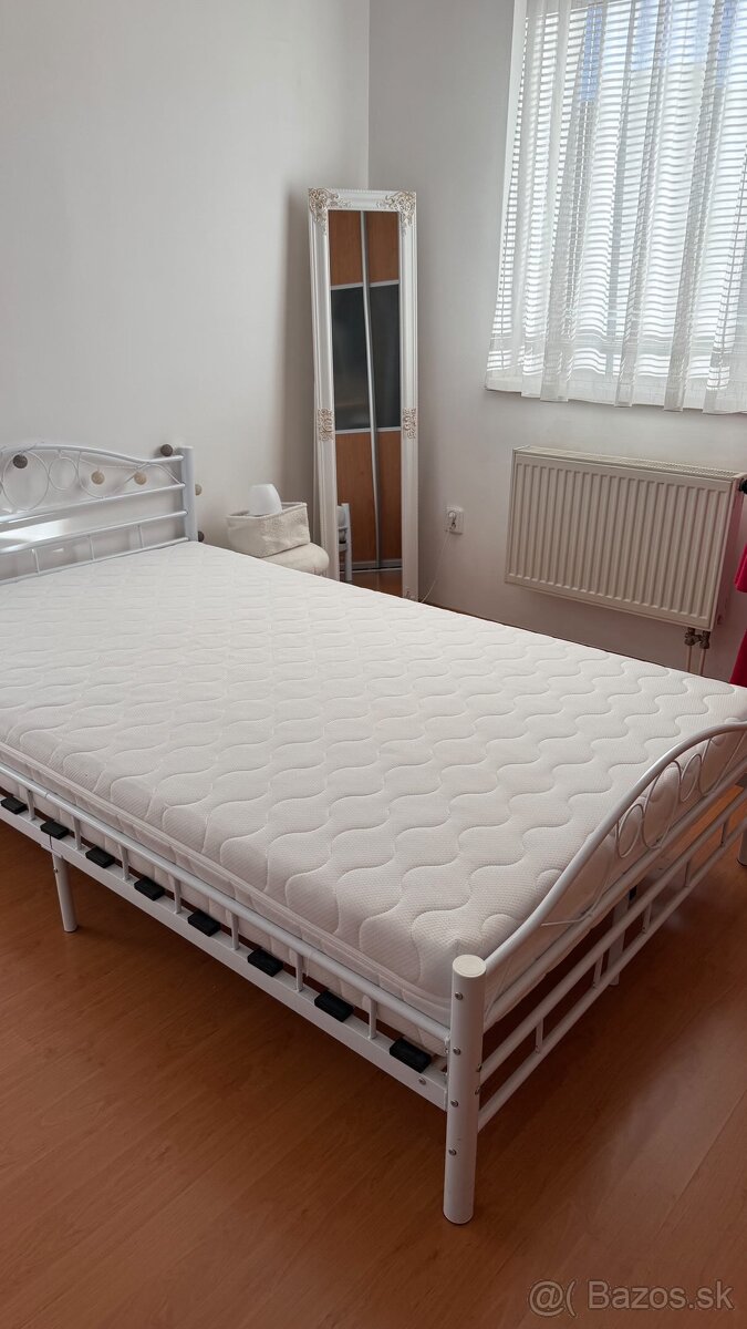 biela posteľ s lamelovým roštom - 3