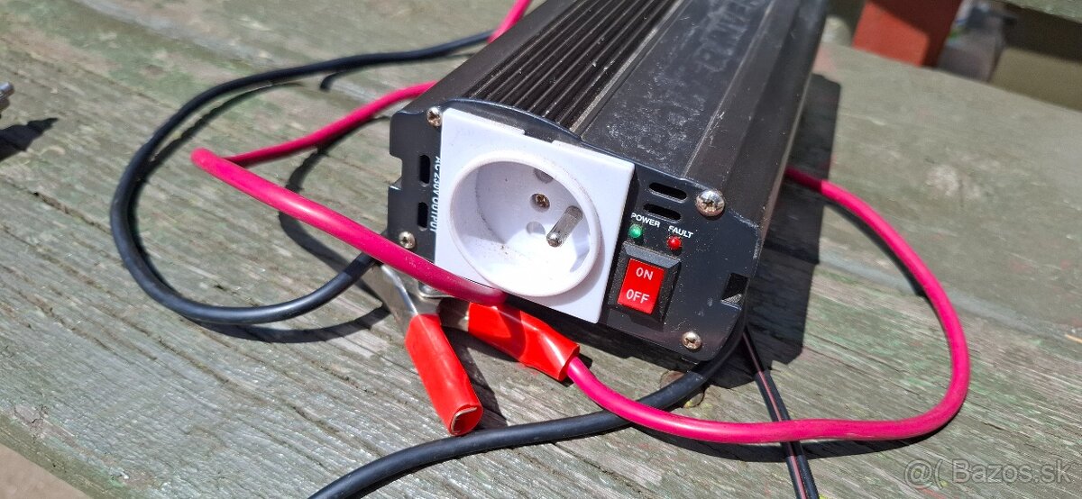 Menič napätia 12 na 220v - 3