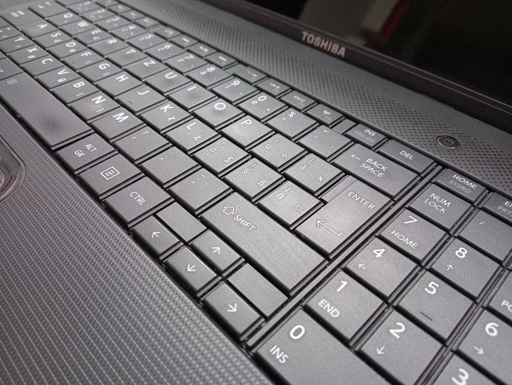 predám notebook Toshiba ,8gb ram , 240gb ssd , HDMI - 3