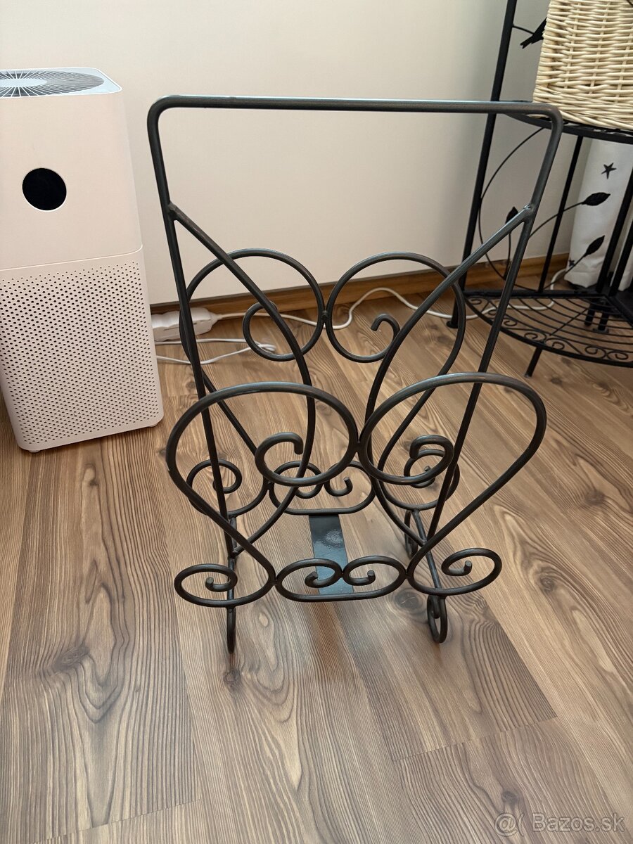 Kovová rohová polica s košíkmi a stojan na časopisy - 3