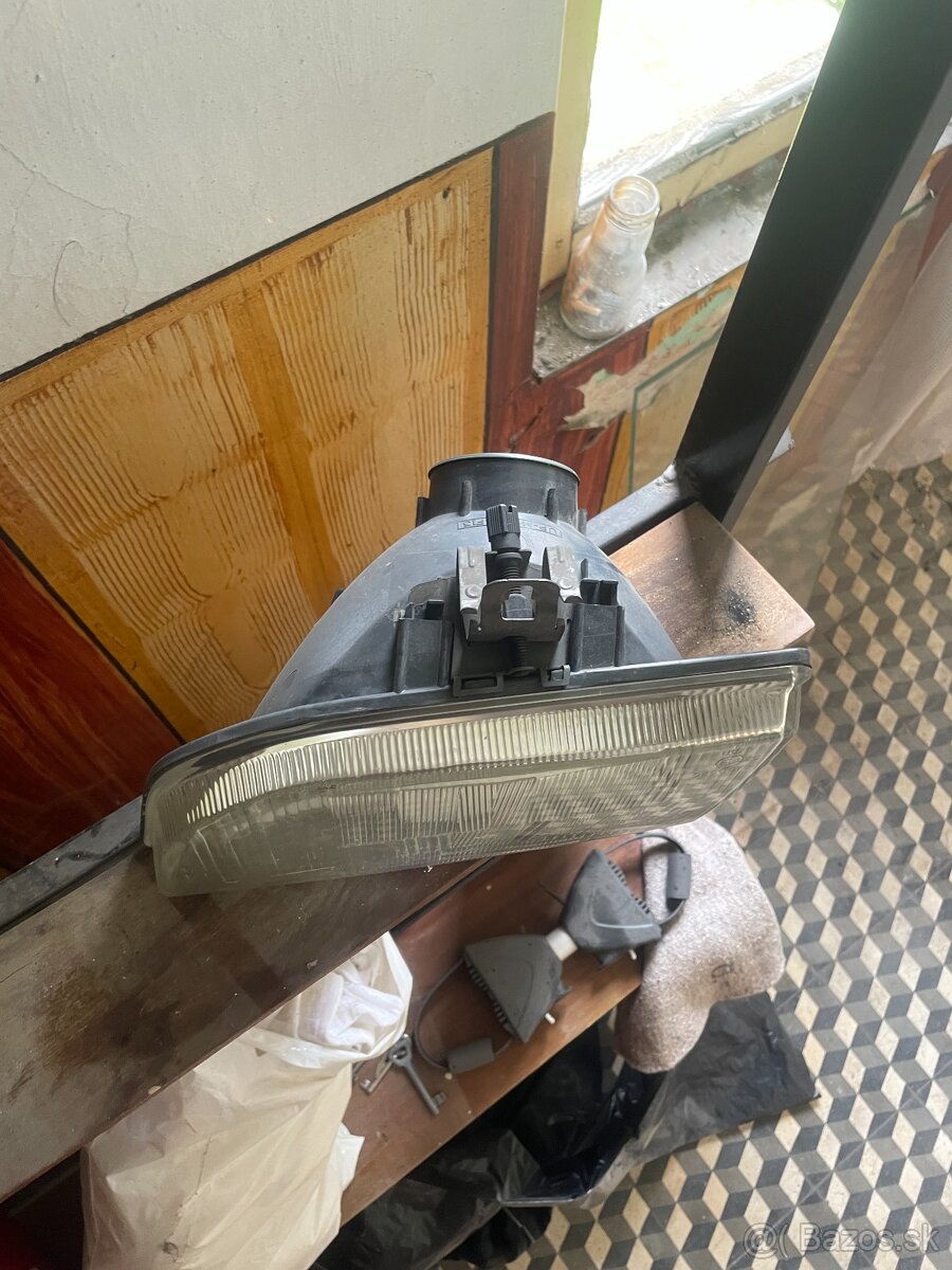 Predám ľavý predný reflektor Valeo originál na Ford Fiesta 2 - 3