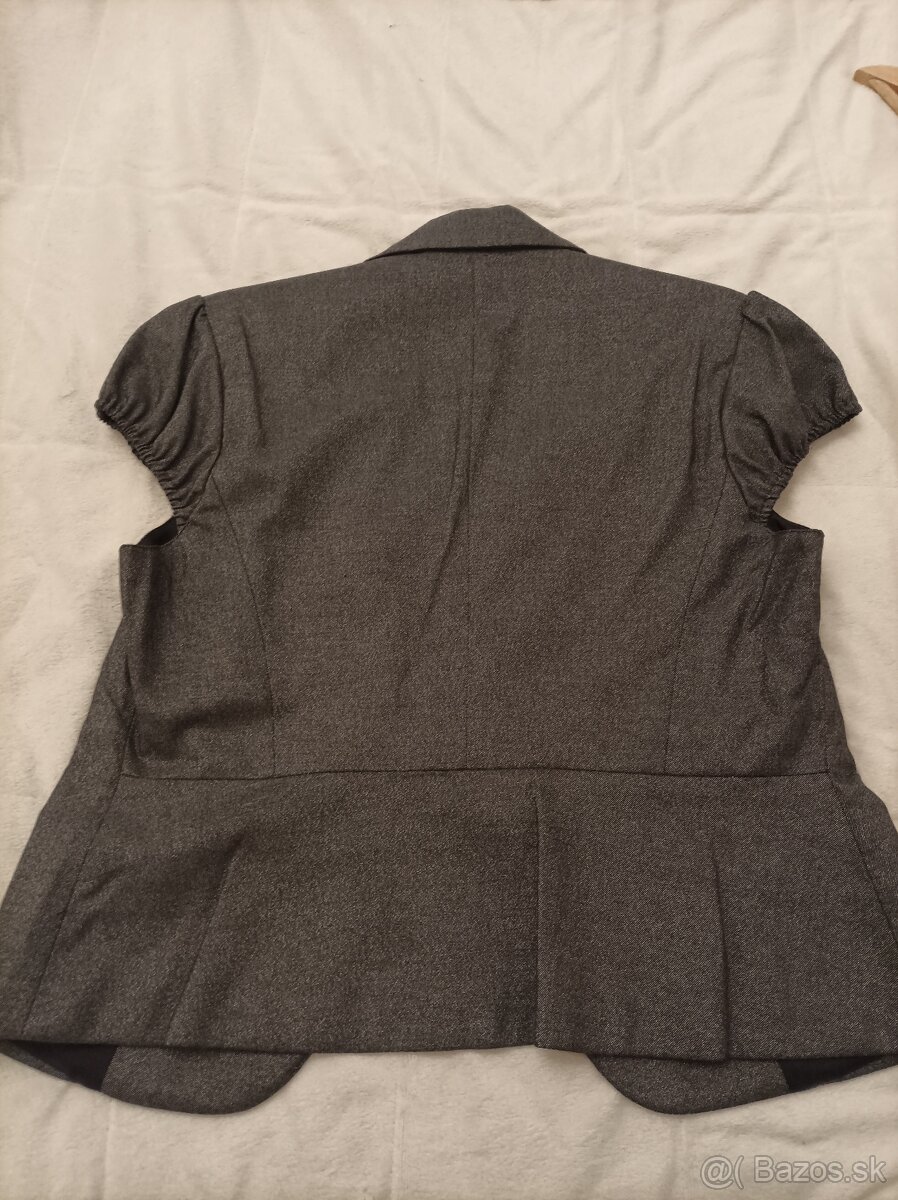 Šedí, lesklý dámsky kostým - 3
