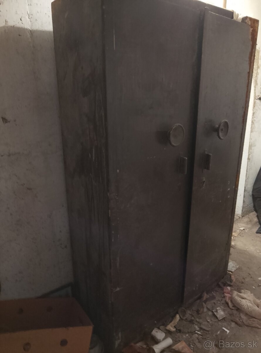 pancierový trezor.Výška 190 cm - 3