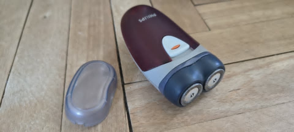 NA PREDAJ HOLIACI STROJCEK PHILIPS NA BATERKY - 3