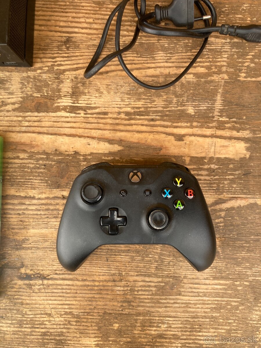 Xbox one X - 1000 GB + ovladač + 2x nová hra - 3