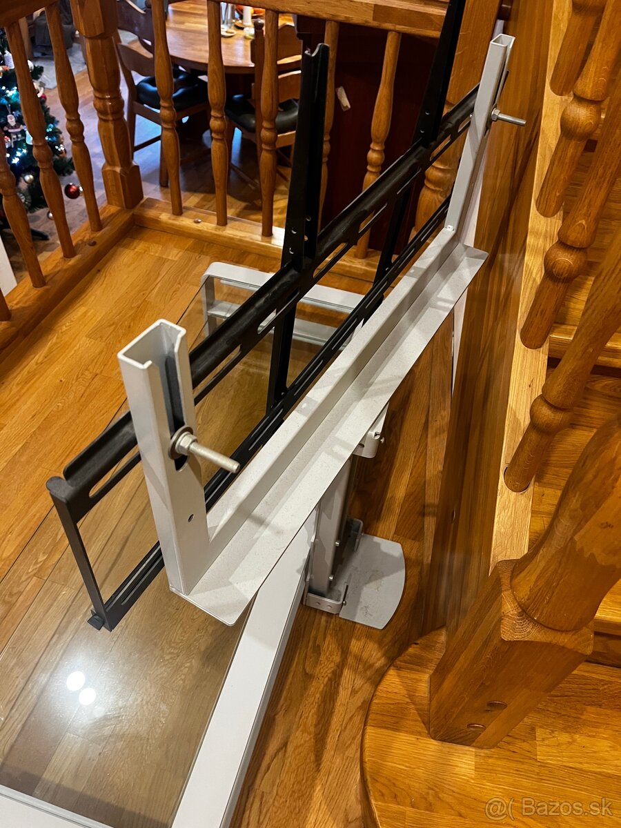 Otočný TV stojan s držiakom a sklenenými policami - 3