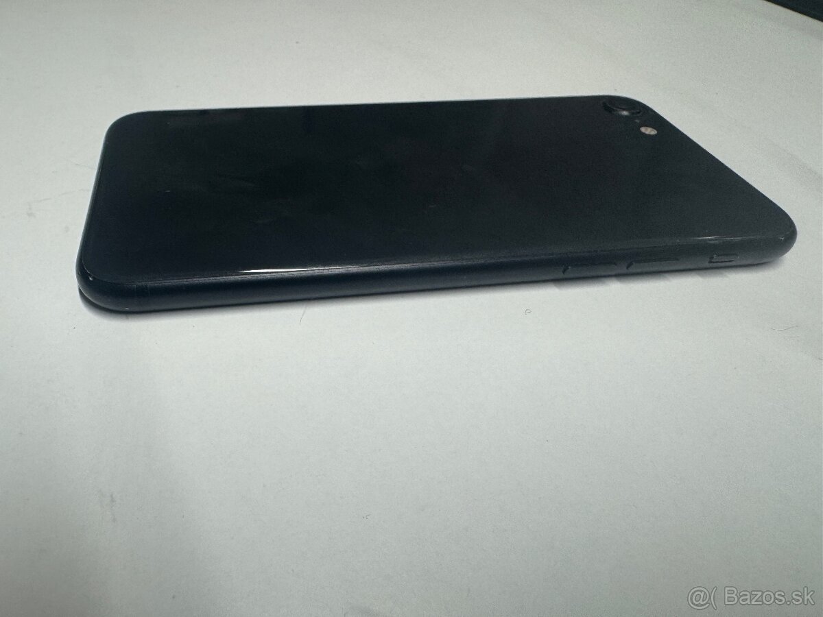 iPhone SE 2020 – čierny - 3