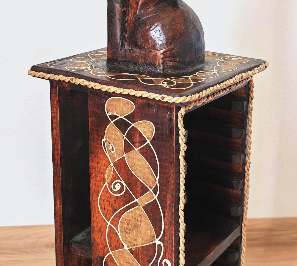 Drevená orientálna polička so sochou - 3