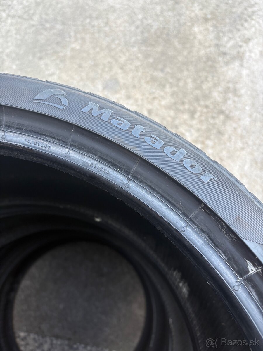 235/35 R19 - 3