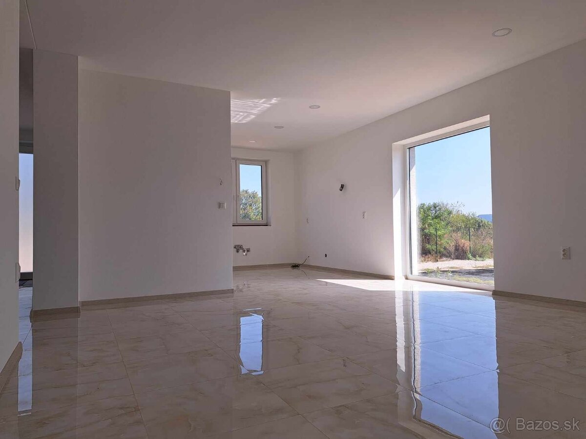 Predáme krásnu 4 izb novostavbu bungalov len 8km od NR - 3