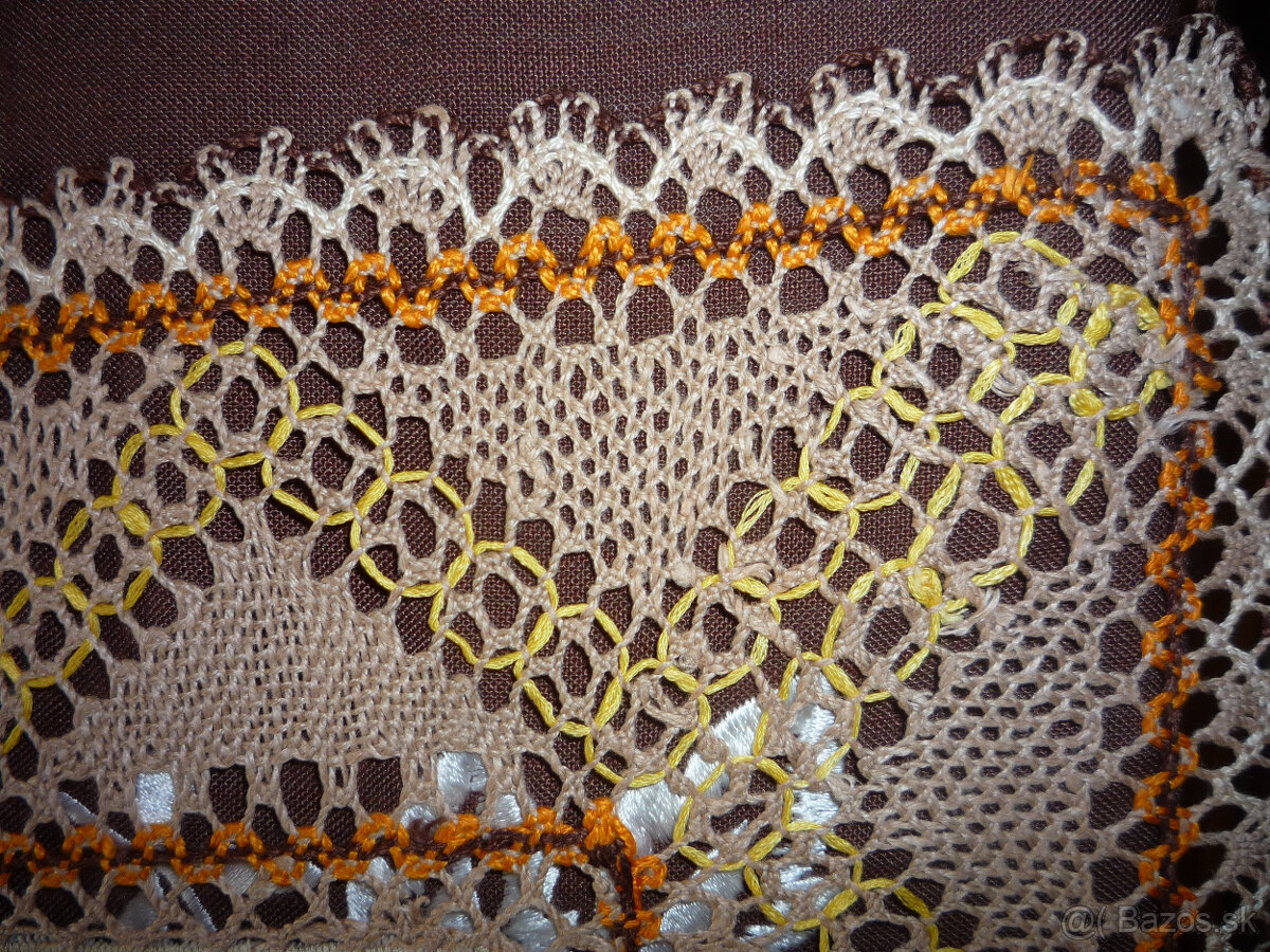 Obrus ozdobený paličkovanou čipkou + výšivka RICHELIEU - 3