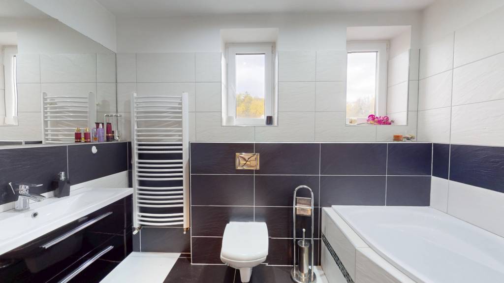 Prerobený rodinný dom na veľkom tichom pozemku v obci Pruské - 3