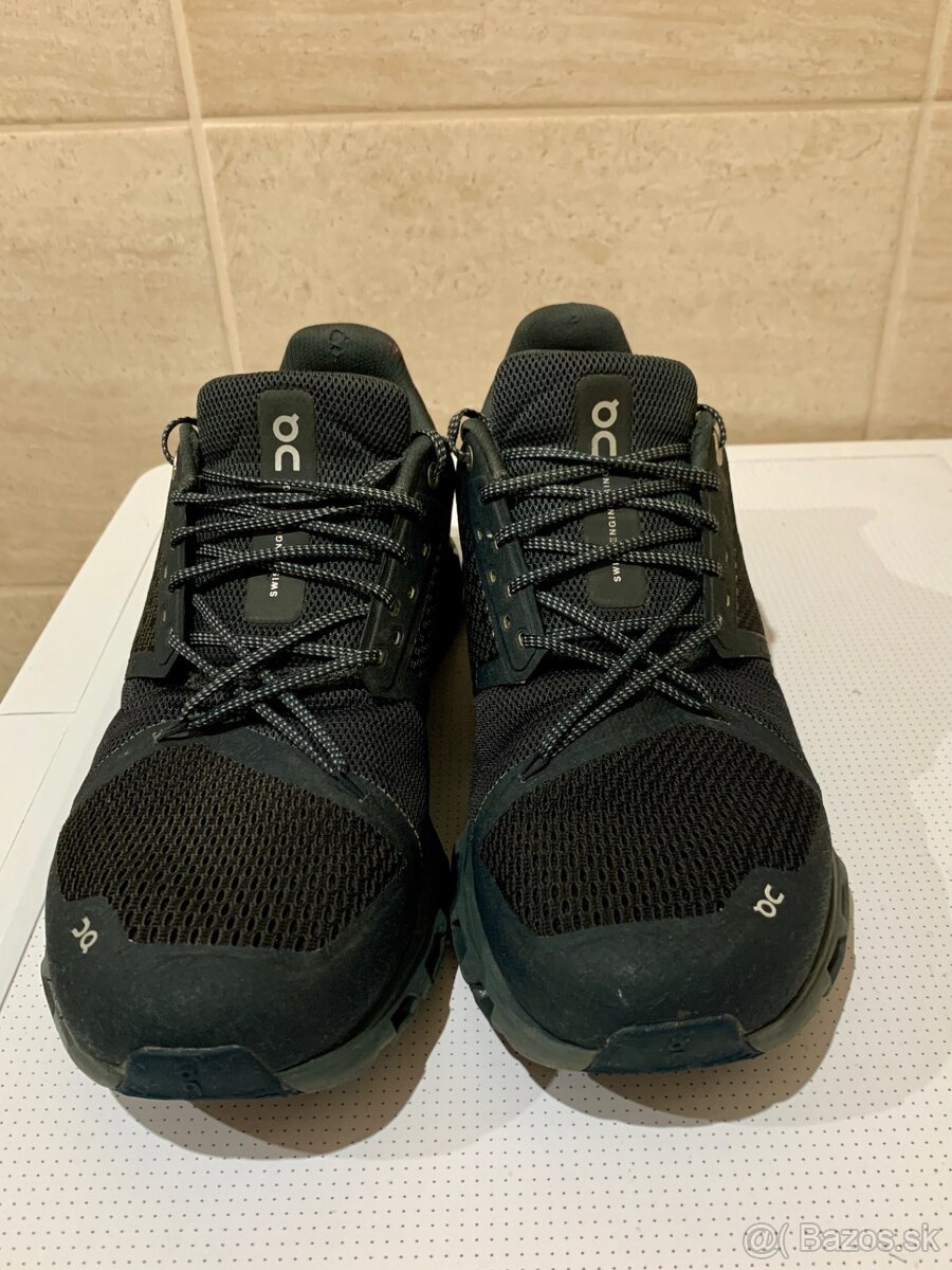 On Cloudstratus 44 Black Shadow - 3