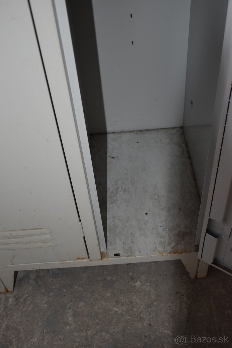 2-dverová šatníková skriňa na nožičkách - 3